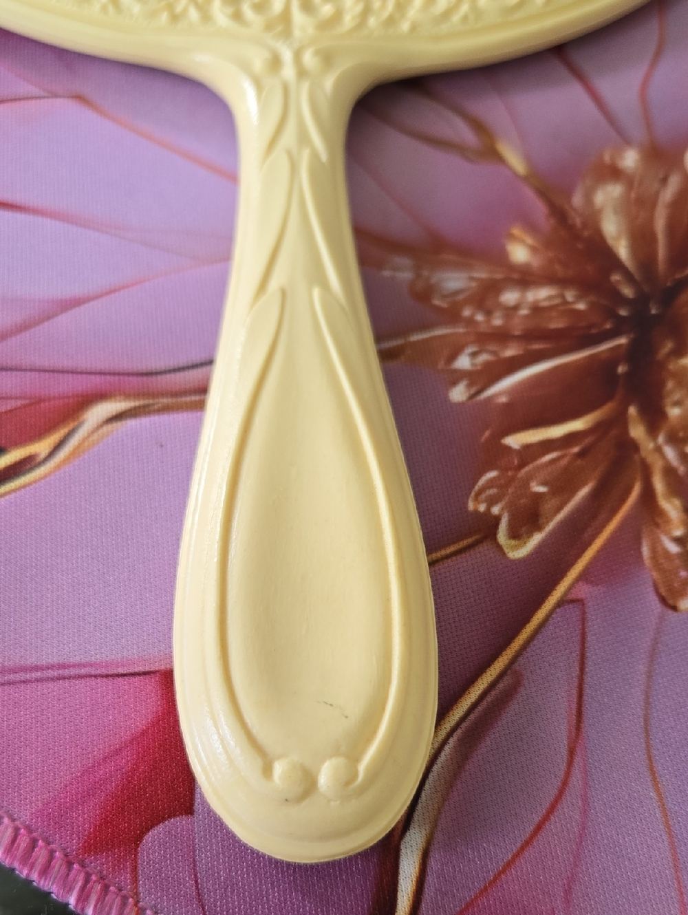 Syroco For Home Interiors Vintage Style Floral Hand Mirror in Pale Yellow - Picture 5 of 10